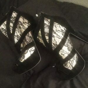 Blck nd gold high heels